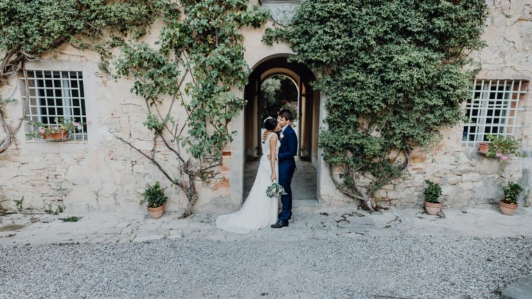 Fotografen: Gregor und Lena Enns www.enns-fotografie.dehttps://www.facebook.com/enns.fotografie/Link zu den Bildern: https://enns-fotografie.pixieset.com/einsendung-toscanaweddingWeddingplaner: Claudia Gambacciani von “Blossomy” event creation and planning www.blossomy.itClaudia ist eine kleine und wirklich zauberhafte Person. Ansässig ist Sie in Livorno Italien. Mit viel Liebe zum Detail hat Sie das Fest für Lisa und Severin in der Villa Catignano oranisiert. Nicht überladen, sondern eher geradlinig, mediterran mit Boho Einfluss zog war alles in sich stimmig. Location: Villa Catignano https://www.facebook.com/Villa-Catignano-480380235450737/http://www.villacatignano.it/Die Villa Catignano ist ein Traum von einer Location. In der Nähe von Siena liegt sie in der wunderschönen Toskana. Umringt von Jahrhunderte alten Zypressen bietet sie alles was das Herz für eine mediterrane Hochzeit sich wünscht. Ein großer Innenhof , der auch für große Gesellschaften geeignet ist, eine eigene Kapelle, einen kleinen Lustgarten mit Springbrunnen. Die Außenanlage bietet unzählige Möglichkeiten für z.B. freie Trauungen. Die Villa an sich bietet ausreichend Platz um auch die Gäste unterzubringen. Musik: https://www.facebook.com/veeblefetzer/http://www.veeblefetzer.itDie Veeblefetzer sind ein Brass'n'Roll Band aus Rom. Uns war dieser Stil bis Dato nicht so geläufig. Aber die Stimmung, die die Band erzeugte zeigte uns neue Horizonte auf. So wahnsinnig mitreißend und ansteckend. Sie haben es geschafft , die gesamte Gesellschaft bis fünf Uhr morgens auf den Beinen zu halten. Die Band ist international bekannt und gibt europaweit Konzerte und ist natürlich auch für persönliche Feste buchbar. Prädikat: sehr sehr empfehlenswert!